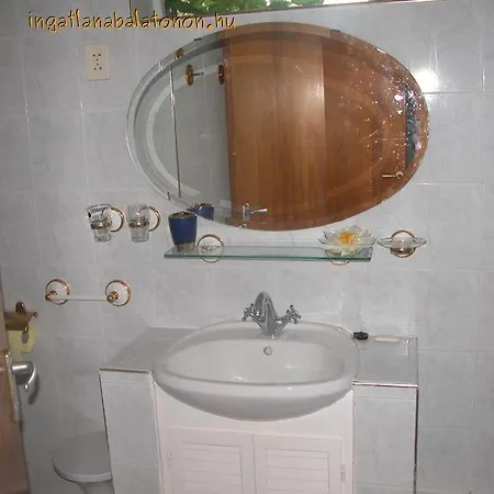 79 - Vízparti Egy Hangulatos Nyaralóházban *